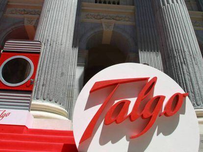 Logotipo de Talgo ante el Palacio de la Bolsa de Madrid.