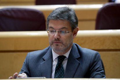 GRAF546. MADRID, 10/04/2018.- El ministro de Justicia, Rafael Catal&aacute; Polo, durante la sesi&oacute;n de control al Gobierno en el Senado. EFE/Zipi