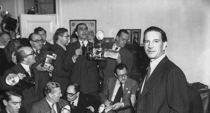 El espía británico Kim Philby, en 1955, en una rueda de prensa para explicar su relación con los agentes dobles Burgess y MacLean.