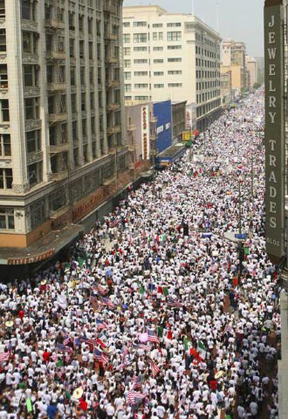 Miles de manifestantes recorren con banderas de EE UU y de México el centro de Los Ángeles.