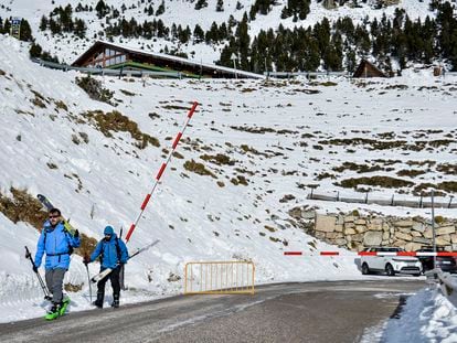 Dos excursionistas traspasan la barrera que da acceso a la estación de Vallter 2000 (Girona).