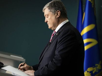 Petro Poroshenko firma la ley que da por terminado el tratado de amistad con Rusia, este lunes en Kiev.