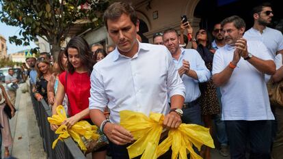 El presidente de Ciudadanos y la líder de la formación en Cataluña, Albert Rivera e Inés Arrimadas, retiran lazos amarillos en Alella, Barcelona.