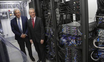 El lehendakari Urkullu y el físico Pedro Miguel Etxenike observan el supercomputador Atlas del Donostia Physics Center.