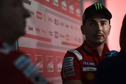 Jorge Lorenzo atiende a la prensa en el circuito de Buriram.