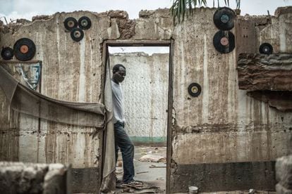 André Pidjou entre las ruinas de su vivienda en República Centroafricana.