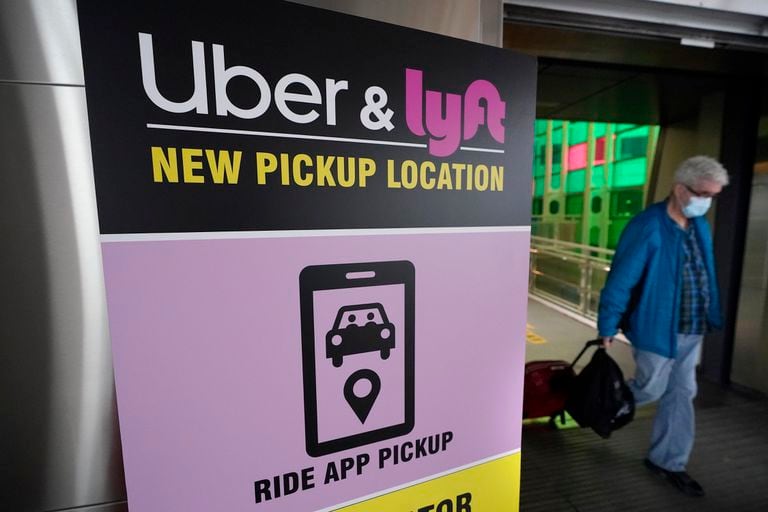Un cartel de Uber y Lyft en el aeropuerto de Boston.
