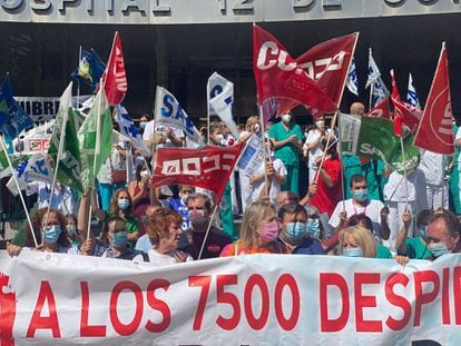 Sanitarios claman a las puertas del hospital 12 de Octubre por un incremento de personal ante la saturación de Urgencias.