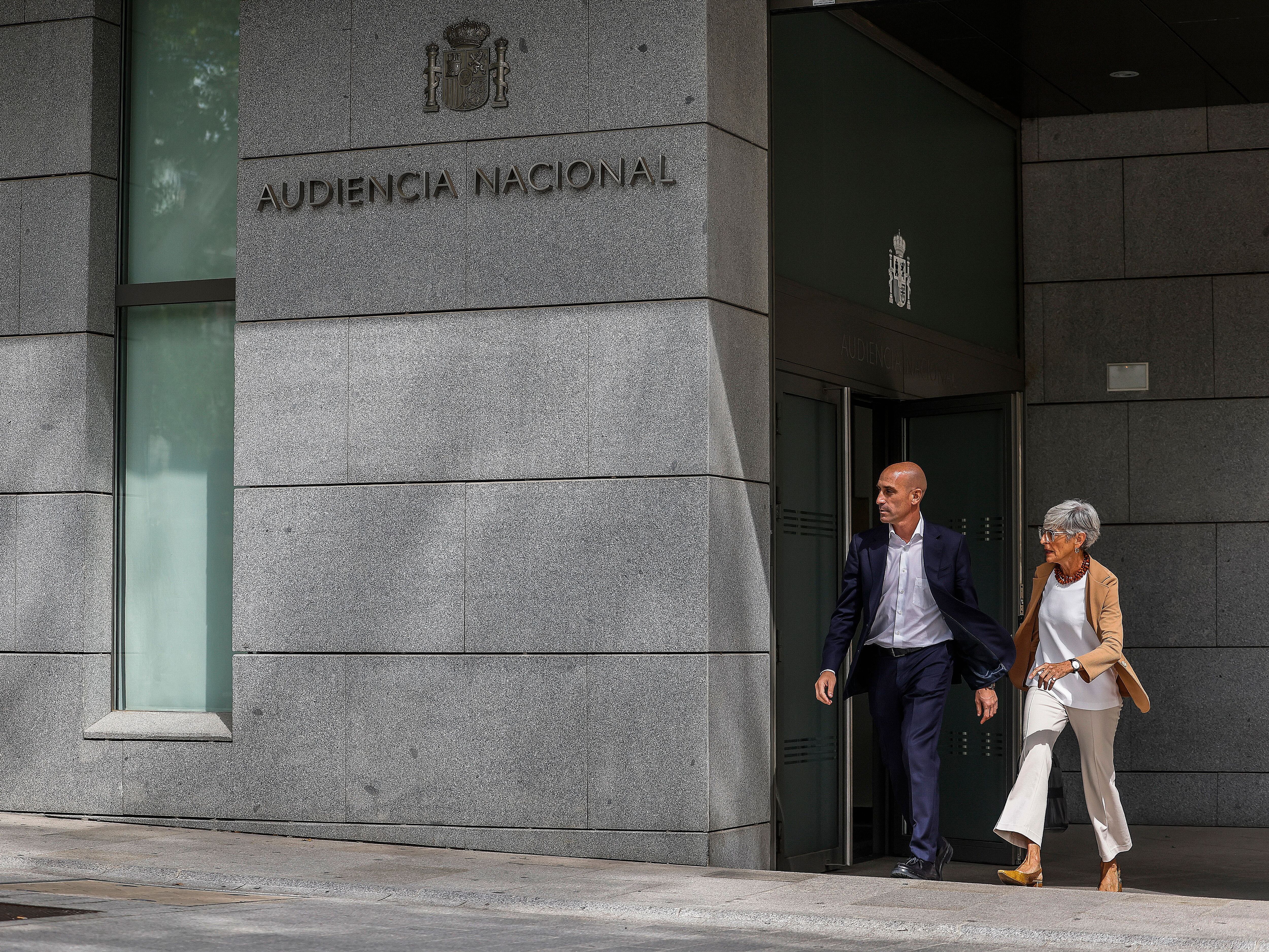 El ex presidente de la RFEF, Luis Rubiales, junto a su abogada en el caso por el beso no consentido a la futbolista Jenni Hermoso, a su salida de la Audiencia Nacional el pasado septiembre.