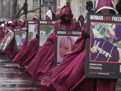 Activistas en Londres muestran este 8 de marzo pancartas con retratos de mujeres asesinadas en Irán.