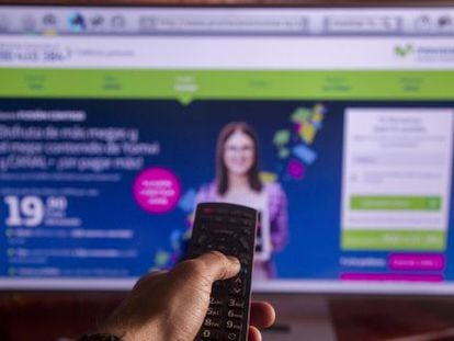 Un hombre busca informaci&oacute;n sobre el paquete Movistar Fusi&oacute;n. 