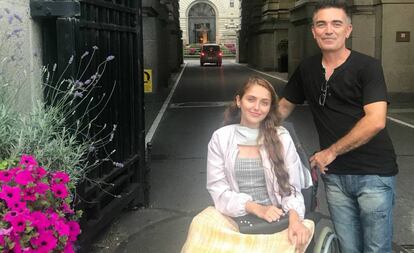 Lucía Moreno, que padece distrofia simpático refleja, junto a Paco, su padre.