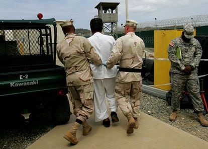 Militares de Guantánamo escoltan a un preso en una imagen de 2007.