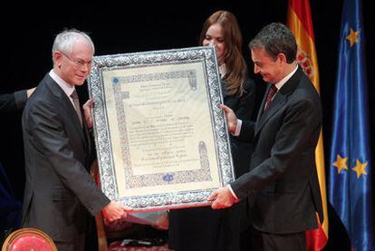 Rodríguez Zapatero (derecha) entrega el premio de Nueva Economía a Herman Van Rompuy.