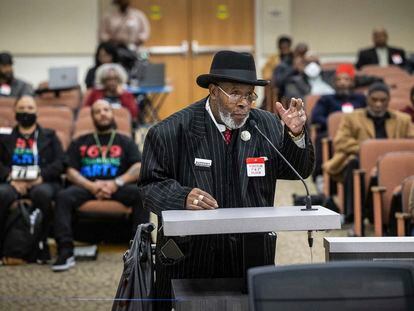 El pastor Henry C. Williams, de Oakland, da su testimonio frente a la comisión de reparaciones de California, en marzo de 2023.