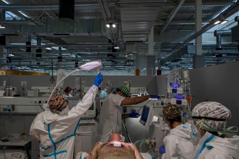 Un equipo médico atendió a un enfermo en el Hospital Isabel Zendal de Madrid este lunes.