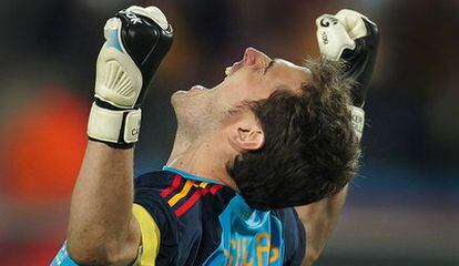 Iker Casillas, uno de los protagonistas del partido tras haber parado un penalti, celebra la victoria de España frente a Paraguay y el pase a semifinales del Mundial.