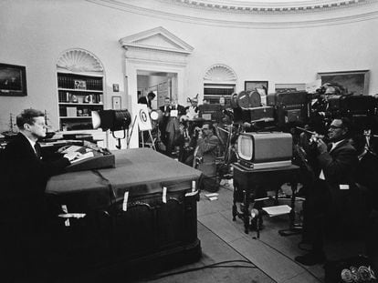 El presidente de los Estados Unidos, John F. Kennedy, habla durante un discurso televisado a la nación sobre el bloqueo estratégico a Cuba en 1962.
