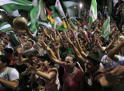 Partidarios del gobernador de Santa Cruz, Rubén Costas, celebran la victoria en las urnas.