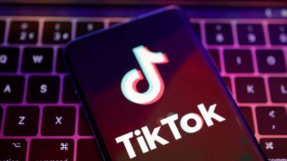 El logo de TikTok, en un teléfono móvil.