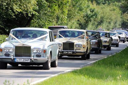 Una imagen de la fila de coches que se dirigía a la iglesia de S. Pedro donde se han casado Kate Moss y James Hince.