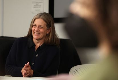 Claire Dederer, charlando con estudiantes sobre 'Monstruos', en el Art Institute of Chicago, en julio de 2023.
