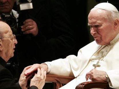 El papa Juan Pablo II en una audiencia en el Vaticano a Marcial Maciel en 2004.