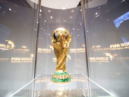 El trofeo de la Copa del Mundo de la FIFA expuesto en una vitrina en el Museo del Fútbol Mundial de la FIFA en Zürich.