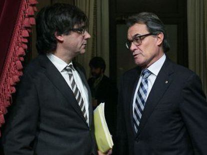 Carles Puigdemont (izquierda) con Artur Mas (derecha).