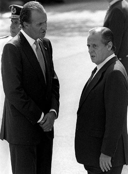 Sabino Fernández Campo conversa con el Rey en 1989.