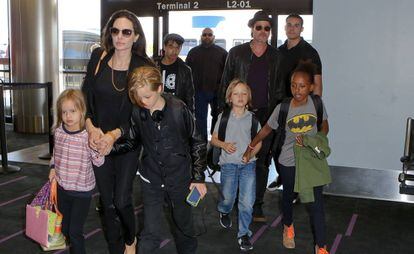 Brad Pitt y Angelina Jolie en el aeropuerto con sus hijos Pax, Maddox, Vivienne, Zahara , Knox y Shiloh en junio de 2015.