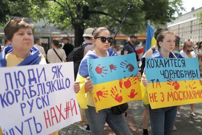 Exiliados rusos protestaban el 12 de junio en Varsovia contra la invasión de Ucrania.