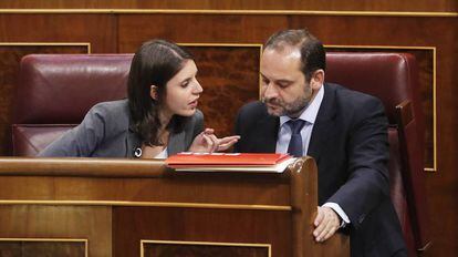 Irene Montero (Podemos) con José Luis Ábalos, portavoz del PSOE.