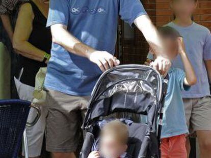 El viceprimer ministro británico, Nick Clegg, con sus tres hijos durante una visita a España en 2010.