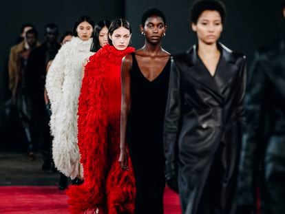 La colección de Gabriela Hearst presentada en la semana de la moda de Nueva York se inspira en la obra de Leonora Carrington.