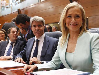 Cristina Cifuentes, en primer t&eacute;rmino en la Asamblea. A su lado, &Aacute;ngel Garrido, Jaime Gonz&aacute;lez Taboada y, al fondo, Carlos Izquierdo.