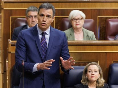 Pedro Sánchez, junto a la vicepresidenta Nada Calviño, este miércoles durante la sesión de control al Gobierno en el Congreso.