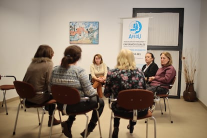 Lola Callealta, presidenta de la Asociación de Familiares y Enfermos Duales de Cádiz (Afedu), esta semana, en la sede de la organización.