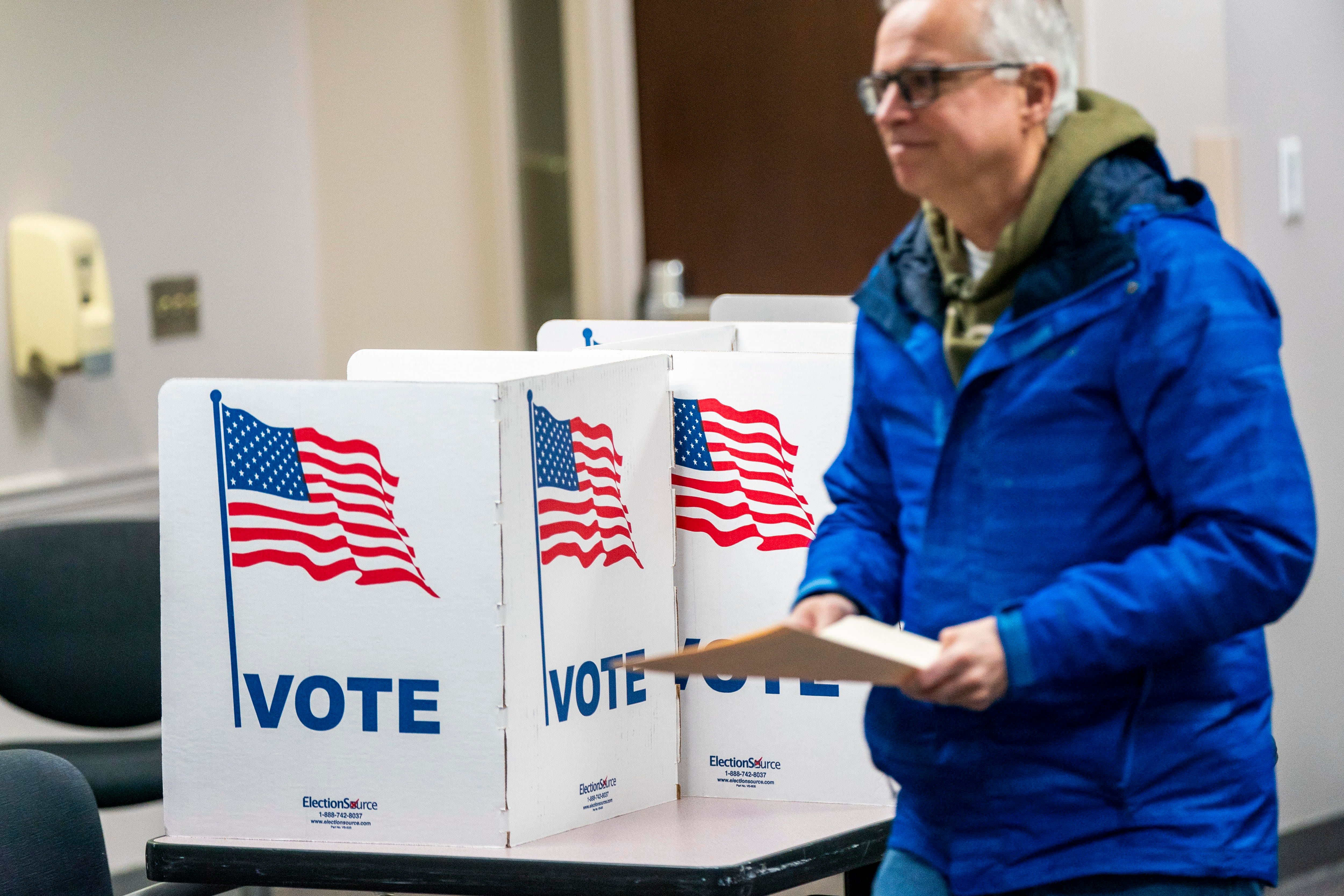 Un votante en un centro electoral de Fairfax, Virginia, el 5 de marzo de 2024. 