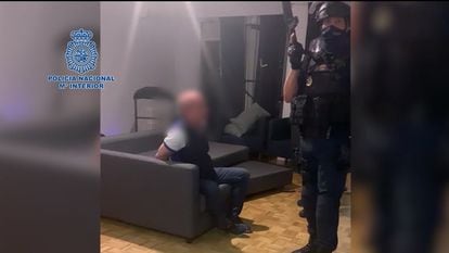 Hugo Armando Carvajal, 'El Pollo', es custodiado por un policía, en septiembre de 2021, tras ser arrestado por segunda vez en Madrid, en una imagen facilitada por el Ministerio del Interior.