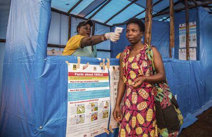 Una refugiada del Congo recibe atención por síntomas de ébola.