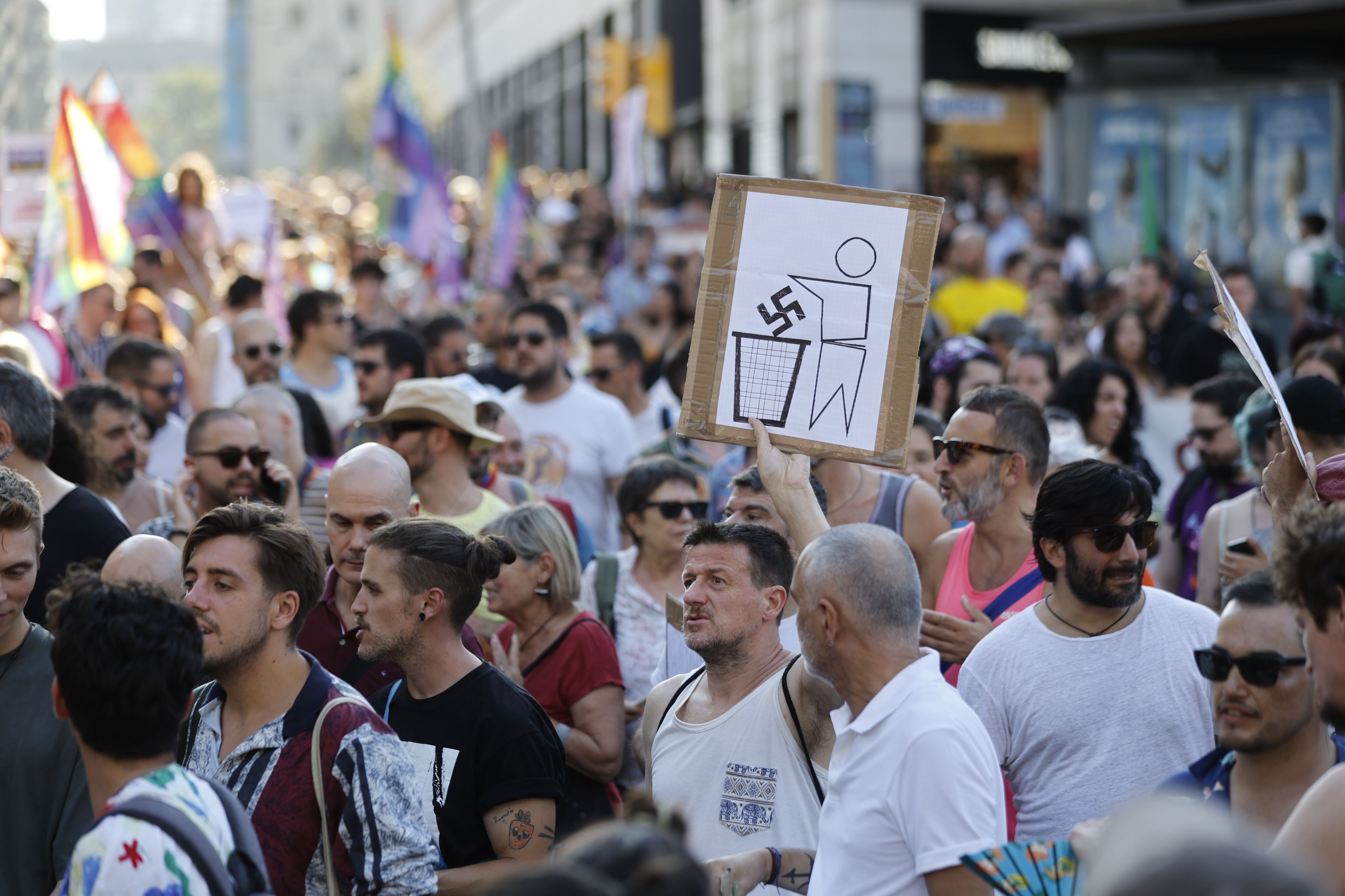 Centenares de personas participan en la marcha del Orgullo en Barcelona.