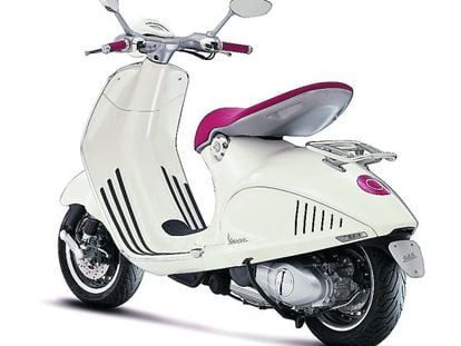 La Vespa 946 est&aacute; fabricada casi &iacute;ntegramente a mano. 