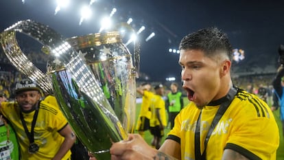 El colombiano Cucho Hernández, quien anotó el primer gol, sostiene el trofeo de la MLS Cup.