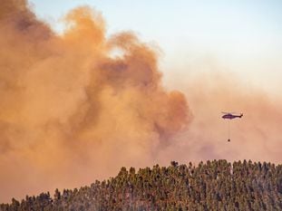 Imagen de este sábado del incendio en Almonaster la Real (Huelva).