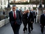 El presidente de EE UU en 2009, Barack Obama, seguido de la secretaria de Estado, Hillary Clinton, y el vicepresidente, Joe Biden, acceden a la Casa Blanca, en 2009. 