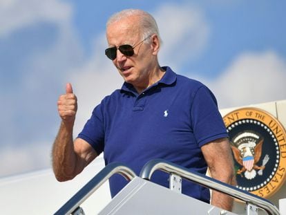 Joe Biden, este viernes, saludando antes de subir al Air Force One, el avión presidencial, en la base de Andrews, en Maryland.