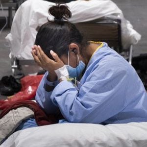Una mujer joven,en el pabellón 5 del Ifema de Madrid, donde se ha instalado un hospital para atender a los enfermos por coronavirus, el 27 de marzo de 2010.