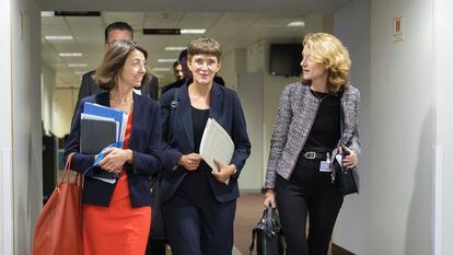 La secretaria de Estado para Asuntos Europeos francesa, Laurence Boone (izquierda), junto con su homóloga alemana, Anna Luhrmann (centro) y Daniela Schwarzer, al frente del grupo de expertos que ha redactado el informe para la reforma de la UE, en Bruselas este martes.