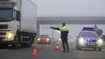 Los Mossos d'Esquadra regulan el tráfico en la autopista AP-2 tras un accidente a la altura del municipio de Castelldans, en diciembre de 2021.